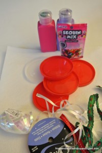 Plastic Lid Christmas Ornament: perfect for kids to make by FSPDT
