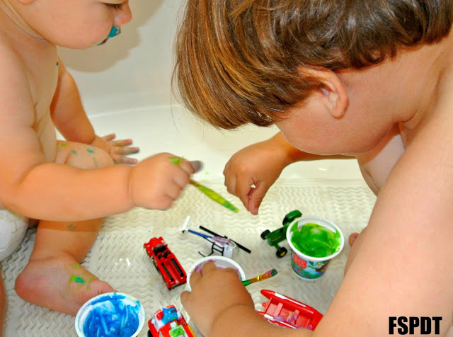 Pudding "paint" in the bath tub: Fun Sensory Paint Activity 